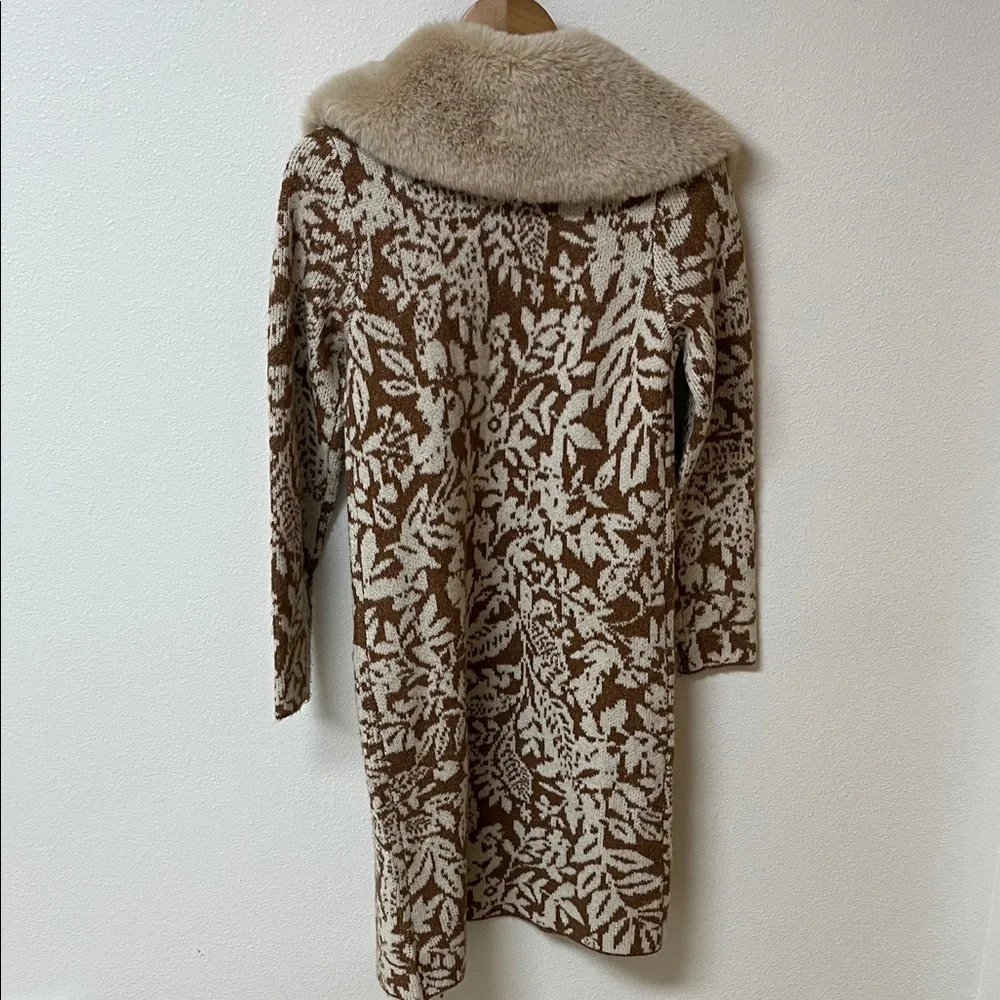 Elegant Brown and Cream Sweater with faux fur trim. women’s size M - Picture 3 of 3